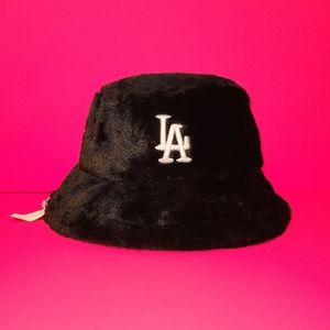 LA FURRY BUCKET HAT